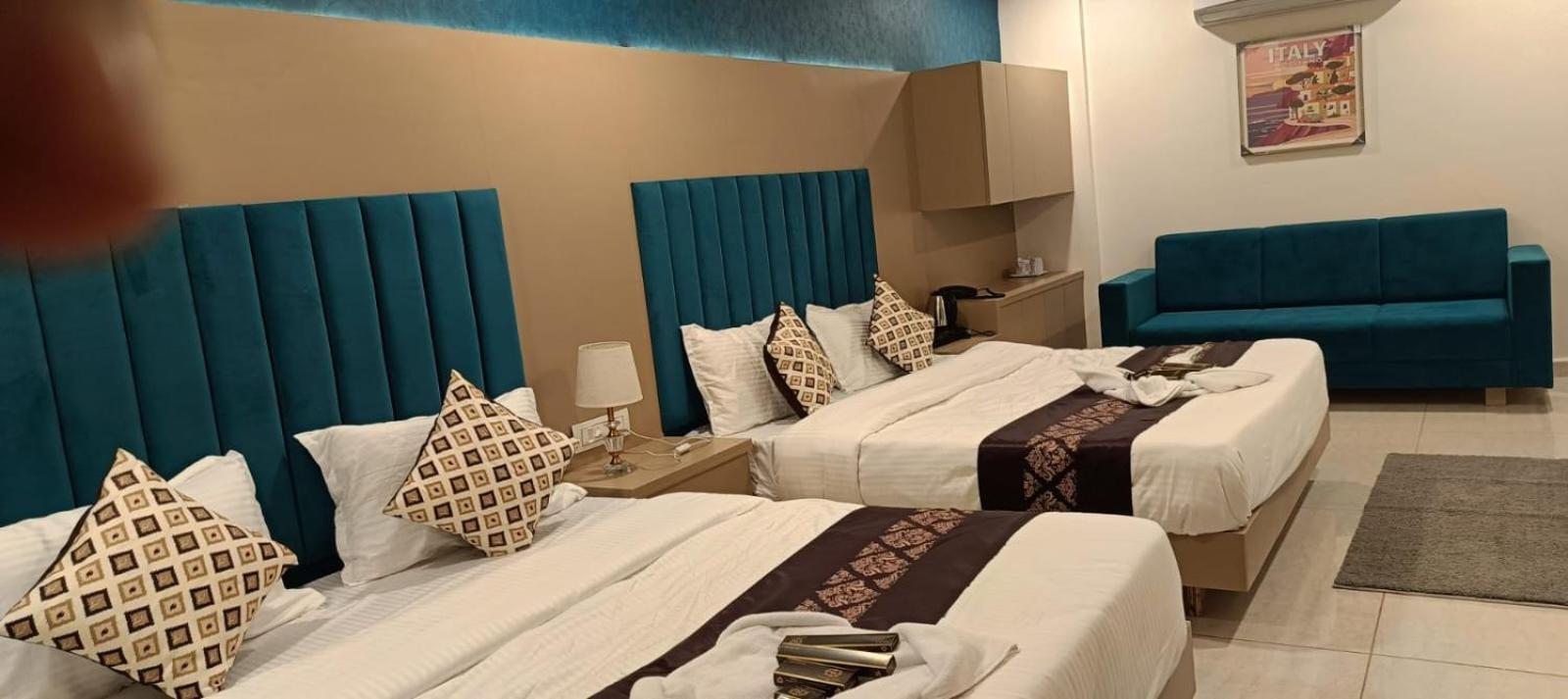 Hotel Royal Square Gandhinagar Eksteriør bilde