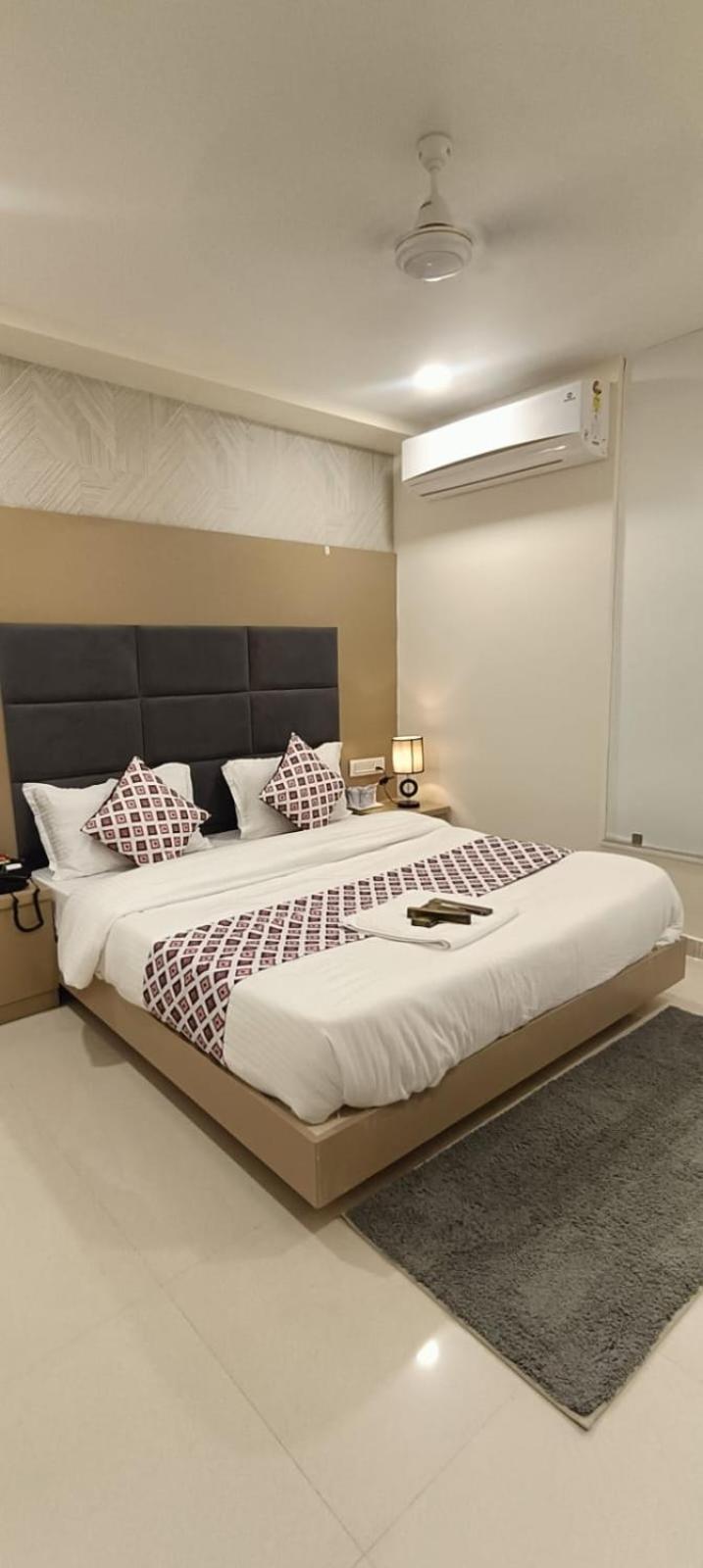 Hotel Royal Square Gandhinagar Eksteriør bilde